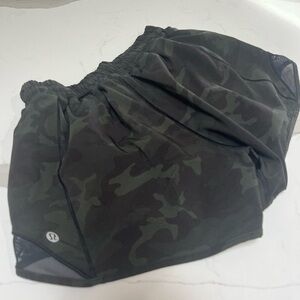 lululemon athletica Black and Green Athletic Shorts Moisture-Wicking Design